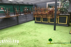 Artificial-grass-for-outdoor-smoking-area-pub-after-01