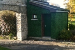 golf-club-toilet-hut-covered-in-hedging